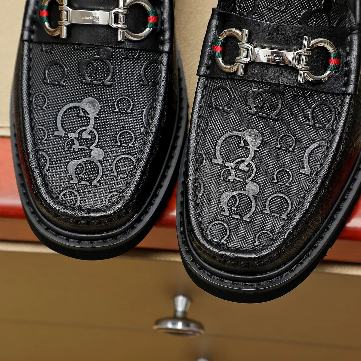 Men's shoes 💰500 Ferragamo [Ferragamo] top imported suit men's shoes 💯Original copy of the official website, product materials: selected imported embossed calfskin + luxury hardware buckle accessories ~ imported water-dyed cow 🐂 leather lining. Strong three-dimensional visual effect, original combination outsole, multiple colors available😘 Size: 38-44 (.45.46. Customized)